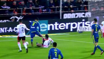 ¿Piscinazo? El dudoso penal a Hernández en triunfo de Celta