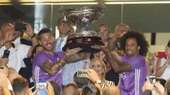 Ramos and Marcello hold aloft the Bernab&eacute;u Trophy.