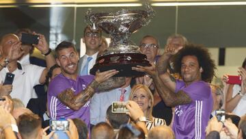 Ramos and Marcello hold aloft the Bernabéu Trophy.