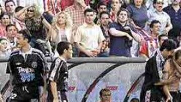 <B>CONTRASTE.</b> Mientras el Nàstic felicita a Cuéllar por el empate final, Luis y el banquillo rojiblancos muestran la cara de incredulidad.