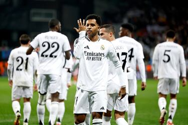 El Real Madrid golpea primero. Rodrygo, que venía de perdonar segundos antes, no lo hizo a la segunda oportunidad. Preciso disparo cruzado del brasileño que se topa con el palo largo, entrando posteriormente en la portería rival.