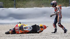 GRA234. MONTMEL&Oacute; (BARCELONA), 10/06/2017.- El piloto espa&ntilde;ol de MotoGP Marc M&aacute;rquez (Repsol Honda) tras caerse durante los entrenamientos clasificatorios del Gran Premio de Catalu&ntilde;a que se disputa ma&ntilde;ana en el circuito de Montmel&oacute;. EFE/Alejandro Garc&iacute;a