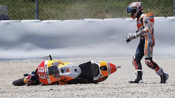 GRA234. MONTMELÓ (BARCELONA), 10/06/2017.- El piloto español de MotoGP Marc Márquez (Repsol Honda) tras caerse durante los entrenamientos clasificatorios del Gran Premio de Cataluña que se disputa mañana en el circuito de Montmeló. EFE/Alejandro García