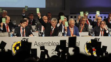 Villar presidiendo la Asamblea del Fútbol, el órgano máximo de Gobierno de la RFEF cuyos 139 miembros le votaron en mayoría para ocupar la presidencia de la institución durante los últimos 29 años.