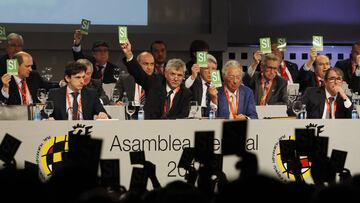 Villar presidiendo la Asamblea del F&uacute;tbol, el &oacute;rgano m&aacute;ximo de Gobierno de la RFEF cuyos 139 miembros le votaron en mayor&iacute;a para ocupar la presidencia de la instituci&oacute;n durante los &uacute;ltimos 29 a&ntilde;os. 