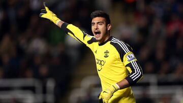 El portero argentino Gazzaniga, durante un partido del Southampton.
