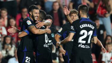Soccer Football - LaLiga - Rayo Vallecano v Atletico Madrid - Campo de Futbol de Vallecas, Madrid, Spain - April 9, 2023 Atletico Madrid's Mario Hermoso celebrates scoring their second goal with Koke REUTERS/Isabel Infantes