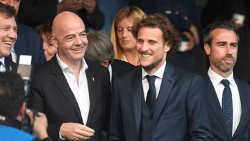 Diego Forl&aacute;n, junto a Infantino.