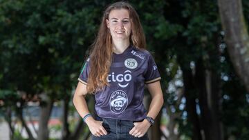 Candela Andújar posa con la camiseta del Sporting FC de Costa Rica.