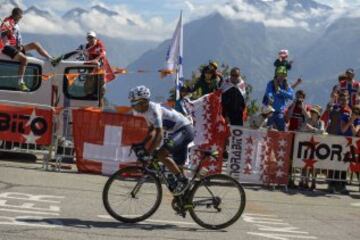 Colombia's Nairo Quintana, wearing the best young's white jersey, rides in a breakaway during the 110,5 km twentieth stage of the 102nd edition of the Tour de France cycling race on July 25, 2015, between Modane Valfrejus and Alpe d'Huez, French Alps.  AFP PHOTO / LIONEL BONAVENTURE