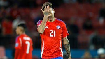 Futbol, Chile vs Bolivia.
Primera rueda, clasificatorias al Mundial 2026.
El jugador de la seleccion chilena Matias Catalan, centro, se lamenta tras desperdiciar una ocasion de marcar un gol contra Bolivia durante el partido de la primera rueda de las eliminatorias al mundial de 2026 disputado en el estadio Nacional de Santiago, Chile.
10/09/2024
Andres Pina/Photosport
Football, Chile vs Bolivia.
World Cup 2026 qualifiers.
Chile's player Matias Catalan, center, reacts after wasting a chance of goal against Bolivia during a 2026 World Cup qualifier match at the National stadium in Santiago, Chile.
10/09/2024
Andres Pina/Photosport