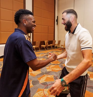 Vinicius Júnior saluda a Karim Benzema. 