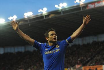 Bandera del Chelsea, con el que ganó tres Premier y una Champions, y de Inglaterra. Carrera paralela a la de Gerrard, al que superó en la votación en 2005, llevándose el Balón de Plata.