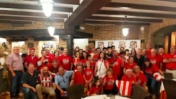 Los integrantes de la pe?a del Atl¨¦tico de Casta?ar de Ibor en la foto de familia.