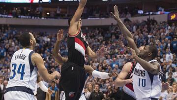 C.J. McCollum anota la canasta del triunfo para los Blazers en Dallas.