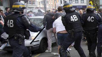 La policía detiene a varios hooligans.