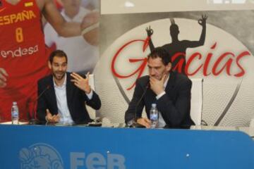 José Manuel Calderón junto al presidente de la Federación de baloncesto Jorge Garbajosa.