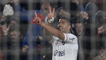Nacional's Luis Suarez gestures at the stands to his daughter Delfina on her 12th birthday after scoring a goal against Rentistas during their Uruguayan First Division Clausura football match, at the Gran Parque Central stadium in Montevideo, on August 4, 2022. (Photo by Pablo PORCIUNCULA / AFP)