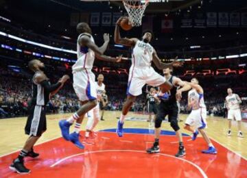 DeAndre Jordan recoge un rebote.