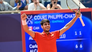 Spain's Carlos Alcaraz reacts to beating Canada's Felix Auger-Aliassime in their men's singles semi-final tennis match on Court Philippe-Chatrier at the Roland-Garros Stadium during the Paris 2024 Olympic Games, in Paris on August 2, 2024. (Photo by Miguel MEDINA / AFP)