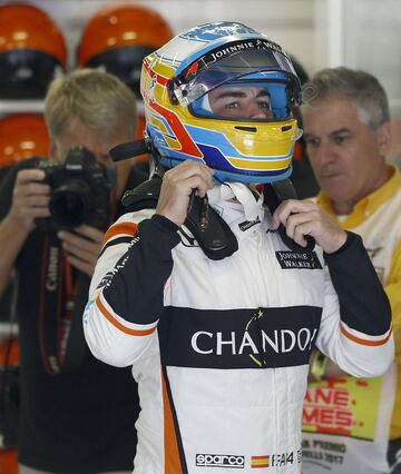 Fernando Alonso quitándose el casco tras pararse su coche en la primera vuelta que daba durante los entrenamientos libres.