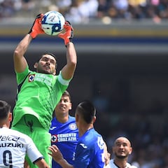 Jesús Corona volvió a apurarse en la salida y regaló un gol