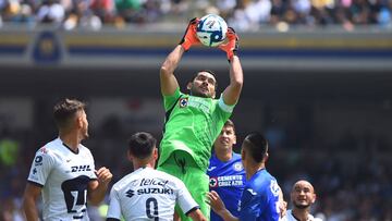 El portero de Cruz Azul salió de manos para iniciar un contragolpe pero le cedió el esférico a Pumas, jugada que terminó en el empate auriazul.
