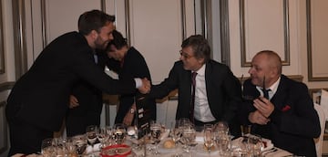 Mirko Calemme, corresponsal de As en Italia, saludando a José Damián González y Frédéric Hermel.
