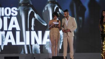 Presentando los premios India Catalina, el actor Diego Cadavid y la actriz Majida Issa