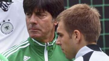 El seleccionador alemán Joachim Löw conversa con el futbolista Philipp Lahm durante una sesión de entrenamiento de Alemania.