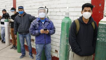 Un grupo de personas hace cola para poder recargar sus bombonas de oxígeno.
