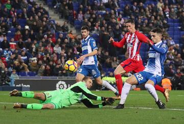 Fernando Torres,  Pau Lopez y Hermoso.