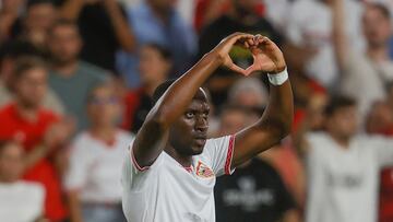 SEVILLA, 23/08/2024.- El delantero del Sevilla Dodi Lukebakio celebra tras marcar ante el Villarreal, durante el partido de LaLiga que Sevilla FC y Villarreal CF disputan este viernes en el estadio Ramón Sánchez-Pizjuán. EFE/José Manuel Vidal