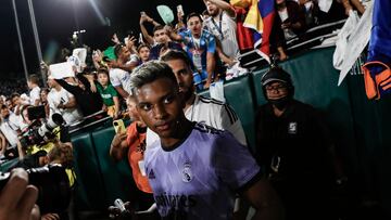 Pasadena (United States), 31/07/2022.- Real Madrid forward Rodrygo Silva signs autographs following the pre-season game between Juventus F.C. and Real Madrid at the Rose Bowl in Pasadena, California, USA, 30 July 2022. (Estados Unidos) EFE/EPA/ETIENNE LAURENT