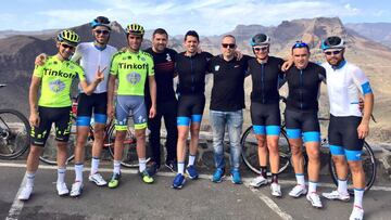 Alberto Contador posa con algunos ciclistas y miembros del staff del equipo de la fundaci&oacute;n que lleva su nombre.