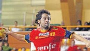 <b>SUPERIORES. </b>Juanín encara con decisión la portería rival.