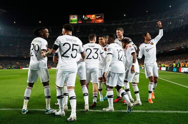 Remontó el Manchester United el gol de Marcos Alonso. Los jugadores del equipo Red Devil celebran el autogol de Koundé que les ponía por delante en el marcador.