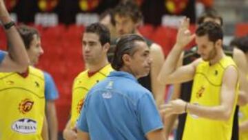 El seleccionador nacional, el italiano Sergio Scariolo, explicó hoy que la lesión del pívot Pau Gasol en el dedo índice izquierdo, que le retiró de los entrenamientos hasta hoy, ha quitado tiempo al combinado español para practicar un "desafío técnico" entre los hermanos Gasol