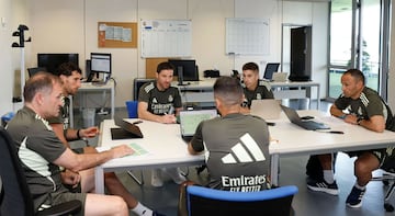 Xabi Alonso reunido con su equipo.