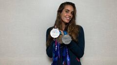 Ona Carbonell, con sus tres últimas medallas mundiales.