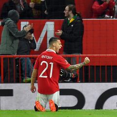 Are Manchester United signing a striker? How would that affect how they play?