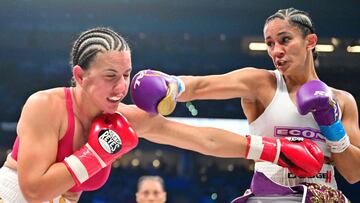Amanda Serrano y Stevie Morgan durante su combate.