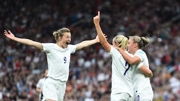 Manchester (United Kingdom), 06/07/2022.- England's Beth Mead (C), assisted by England's Ellen White (L) and England's Georgia Stanway (R), reacts after scoring the opening goal against Austria for the 1-0 lead during the opening match of the UEFA Women's EURO 2022 between England and Austria at the Old Trafford stadium in Manchester, Britain, 06 July 2022. (Abierto, Reino Unido) EFE/EPA/PETER POWELL
