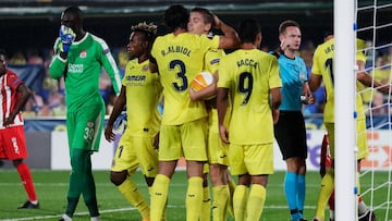 CASTELLON, SPAIN - OCTOBER 22: Juan Foyth of Villarreal celebrates 3-2 with Raul Albiol of Villarreal, Samu Chukwueze of Villarreal, Carlos Bacca of Villareal  during the UEFA Champions League  match between Villarreal v Sivasspor at the Estadio de la Cer