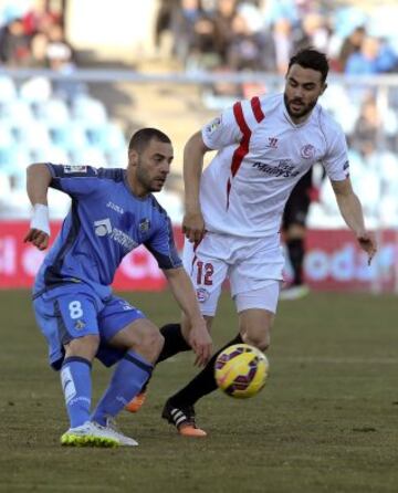 Vicente Iborra pelea un balón con Mehdi Lacen.