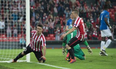 Hizo un repóker al Genk en San Mamés el 3 de noviembre de 2015 (5-3). Es el único jugador que ha conseguido anotar cinco goles en un partido de la segunda competición continental. Se convirtió en el máximo goleador de la Europa League de las temporadas 2015-16 y 2017-18 y es el tercer realizador histórico de la competición junto a Radamel Falcao solo por detrás del sueco Henrik Larsson y el holandés Klass-Jan Huntelaar. Esa misma temporada también consiguió el récord individual de 36 goles en una misma temporada, la 2015-2016, la que forjó la leyenda.