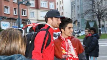 Amorebieta lleg&oacute; ayer al hotel Indautxu con el Sporting y fue requerido para fotos y aut&oacute;grafos de hinchas gijoneses. Muniain pidi&oacute; una ovaci&oacute;n para &eacute;l. En pretemporada en Leioa la gente le ignor&oacute;. Hoy es una inc&oacute;gnita.