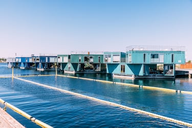 Se pueden apilar, unir y modificar (cortar y soldar) para crear diseños personalizados, desde pequeñas micro-viviendas hasta grandes mansiones modulares de varios pisos.