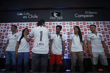 Colo Colo presenta la camiseta para el 2018 en el Monumental