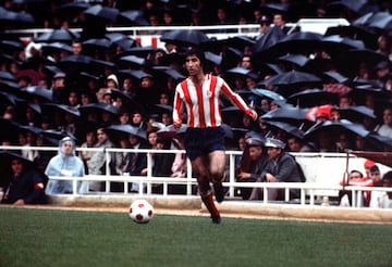 Otros futbolistas del Atlético que no alcanzaron la centena de partidos y formaron parte de su historia son Pizo Gómez (92 partidos), Orejuela (91), Julio Salinas (89), Panadero Díaz (88), Julio Alberto (86), Maniche (84), Salva (77), el mexicano Luis García (73), Pechuga San Román (70), el ahora delegado Pedro Pablo Matesanz (54), Rubén Baraja (51), el goleador del Doblete Penev (44), Mandzukic (43), Capdevila (40), Eusebio Sacristán (27) o el Pichichi Pruden (26 partidos y 37 goles).